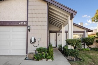 25435 Via Pacifica in Santa Clarita, CA - Foto de edificio - Building Photo