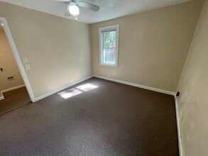 329 Hemlock Dr in Coraopolis, PA - Building Photo - Building Photo