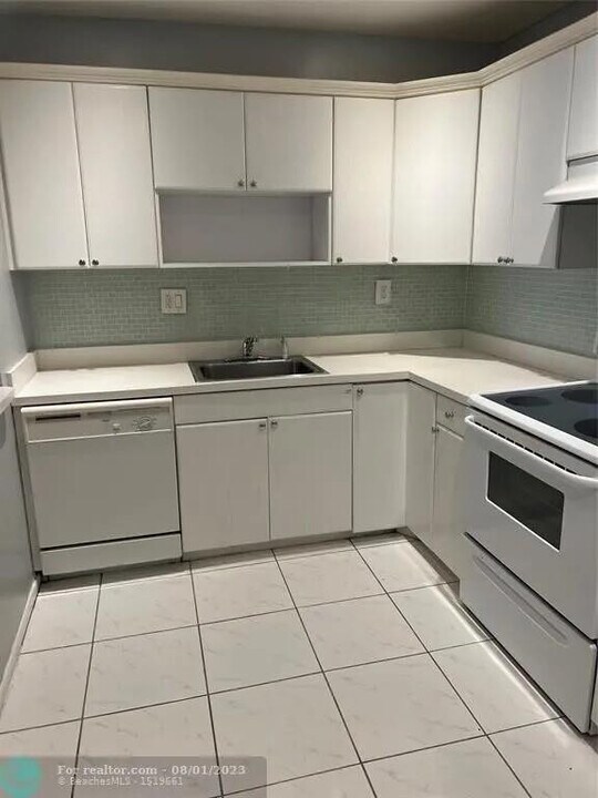 4131 NW 88th Ave in Coral Springs, FL - Building Photo