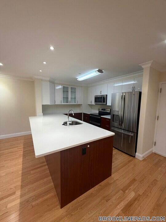 1443 Beacon St in Brookline, MA - Building Photo