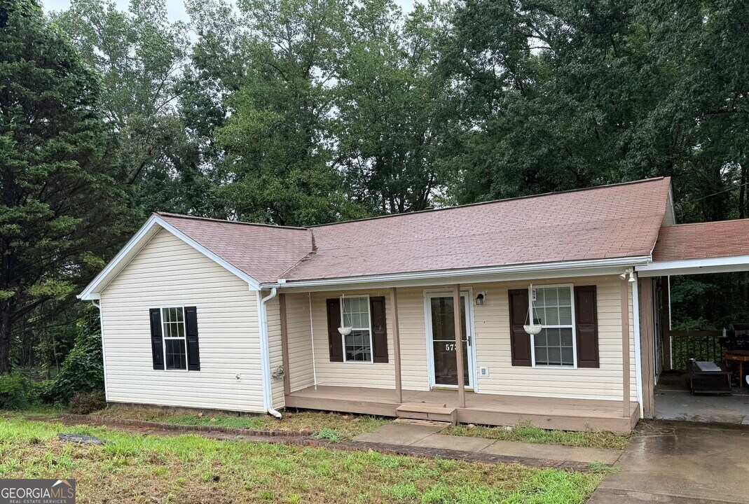 573 Elrod Ave in Jefferson, GA - Foto de edificio