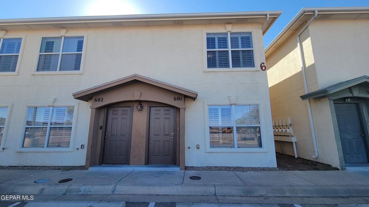 10021 Railroad Dr in El Paso, TX - Building Photo