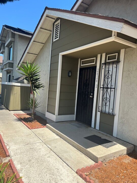 2424 Adirondack Row in San Diego, CA - Building Photo