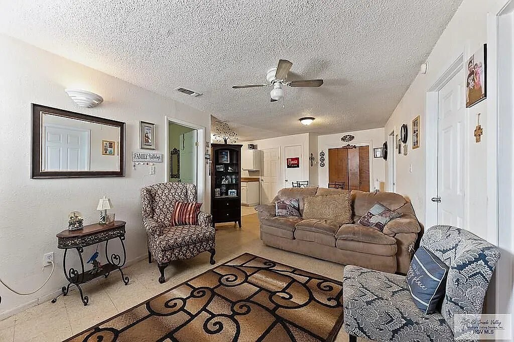 201 W 1st St in La Feria, TX - Foto de edificio