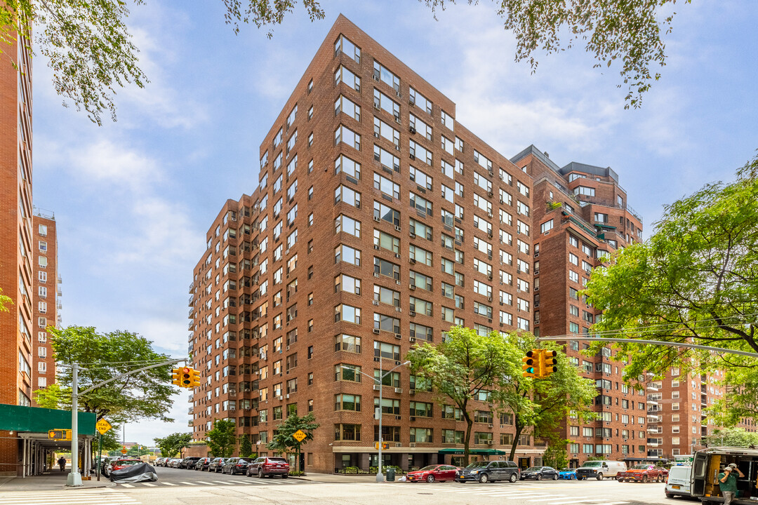 Riverview South in New York, NY - Building Photo