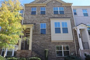 561 Sunset Park Dr in Suwanee, GA - Building Photo