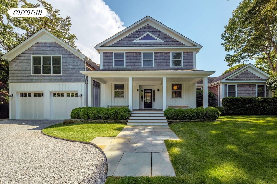 38 Fresh Pond Rd in Sag Harbor, NY - Building Photo