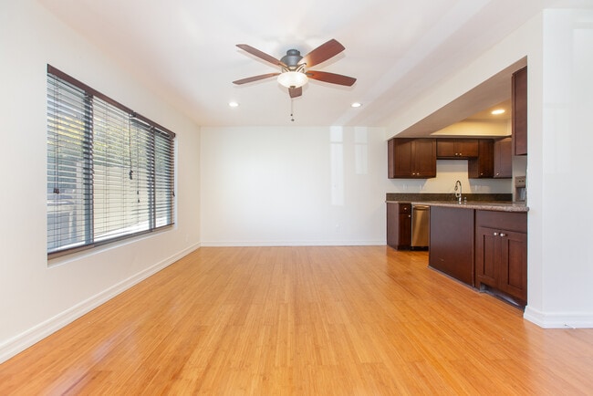2320 Clark Ln, Unit 1 in Redondo Beach, CA - Foto de edificio - Building Photo