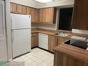 2212 S Cypress Bend Dr in Pompano Beach, FL - Foto de edificio - Building Photo