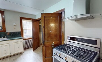 9 Henry St, Unit A1 in Brookline, MA - Foto de edificio - Building Photo