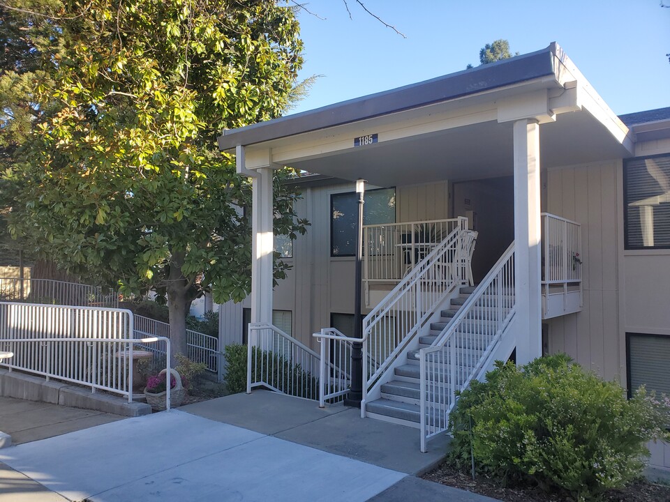 1185 Singingwood Ct, Unit 2 in Walnut Creek, CA - Foto de edificio