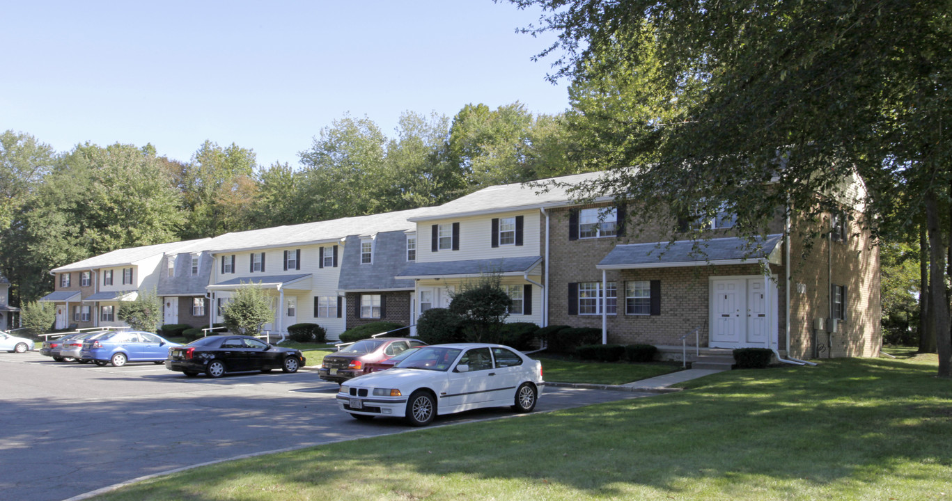 Crestwood Square Apartments in Hamilton, NJ - Building Photo