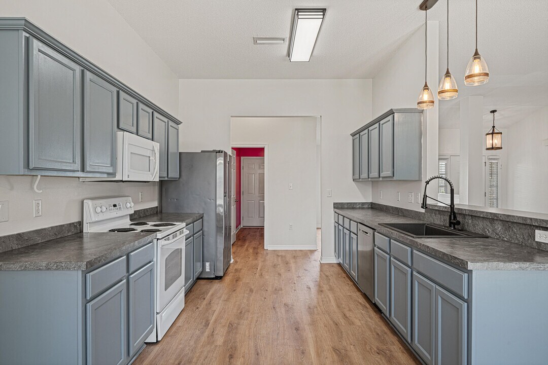 8517 High School Blvd in Navarre, FL - Building Photo