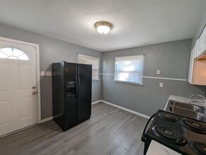 6808 Larry Ln in Berkeley, MO - Building Photo - Building Photo