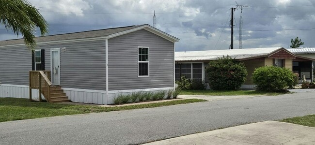 5 Victoria Ln in Lake Placid, FL - Foto de edificio - Building Photo