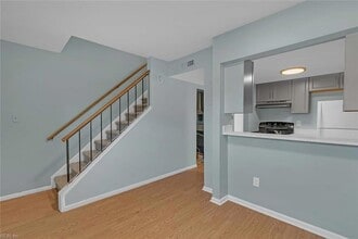 7046 Bray Rd in Gloucester Point, VA - Foto de edificio - Building Photo