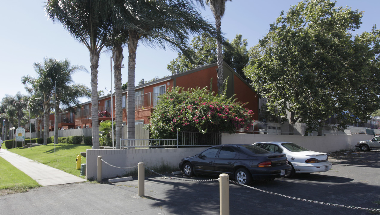 Arrow Wood Apartments in Fontana, CA - Foto de edificio