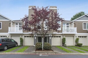 555 Anacortes Ct NE