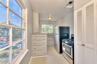 3227 Madera Ave in Los Angeles, CA - Building Photo - Interior Photo