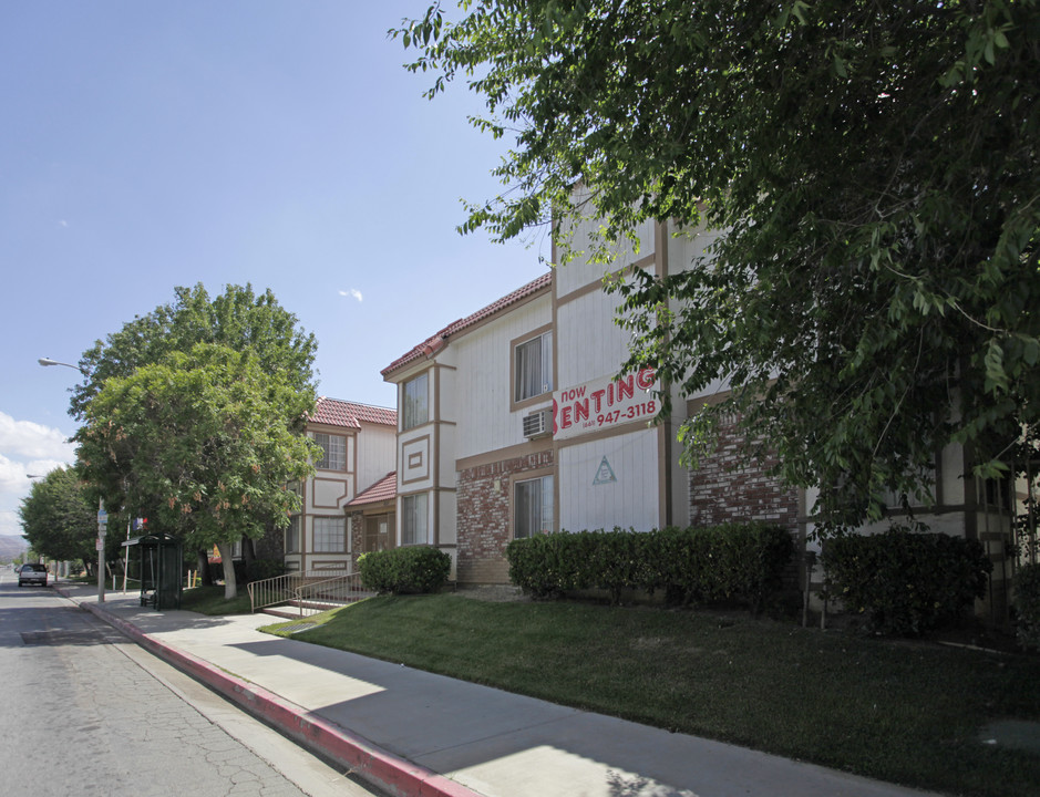 Colonial Terrace Apartments in Palmdale, CA - Building Photo