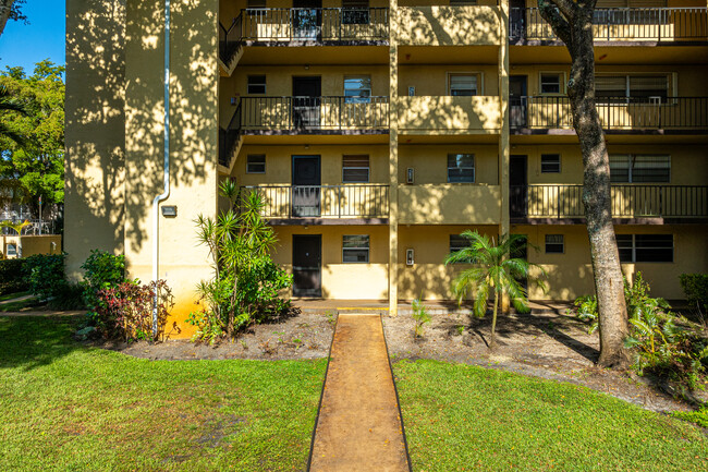 Plantation Pines in Plantation, FL - Foto de edificio - Building Photo