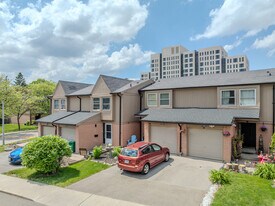 Glen Erin Estates in Mississauga, ON - Building Photo