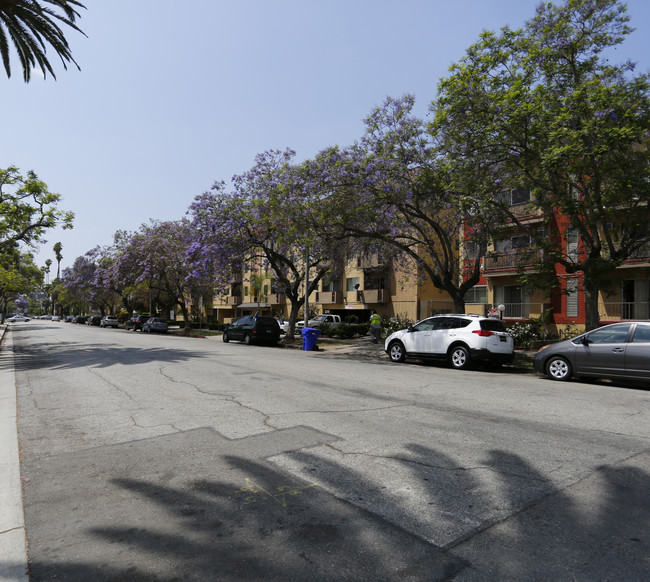 Manhattan Plaza Apartments in Los Angeles, CA - Building Photo - Building Photo