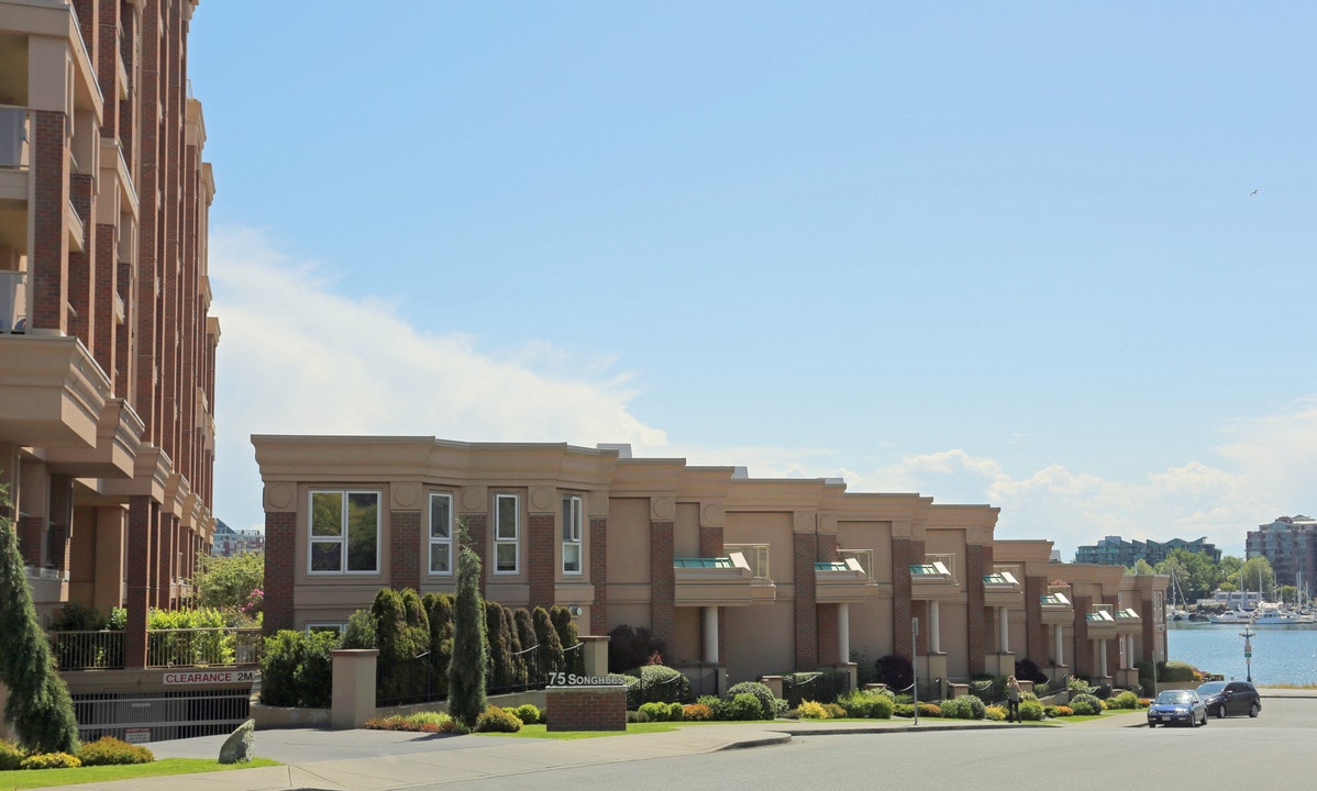 Mariners Landing in Victoria, BC - Building Photo