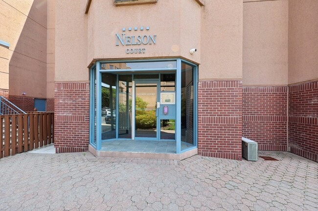 302 Nelson Ct in Edgewater, NJ - Building Photo - Building Photo