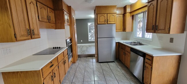 9813-9875 75 Ave in Grande Prairie, AB - Building Photo - Building Photo