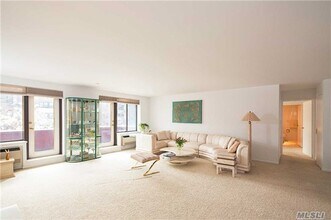 10 Canterbury Rd in Great Neck, NY - Building Photo - Building Photo