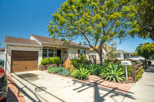 11947 Juniette St in Culver City, CA - Building Photo - Building Photo