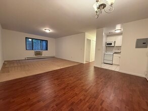 1274 River Rd, Unit 208 Undercliff Ave B6 in Edgewater, NJ - Building Photo - Building Photo