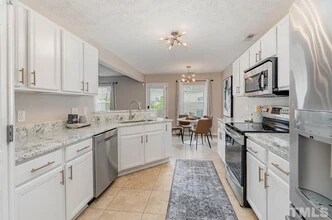5223 Dilbagh Dr in Durham, NC - Foto de edificio - Building Photo