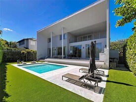 561 Warren Ln in Key Biscayne, FL - Building Photo