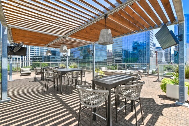 Moda Apartments in Dallas, TX - Foto de edificio - Building Photo