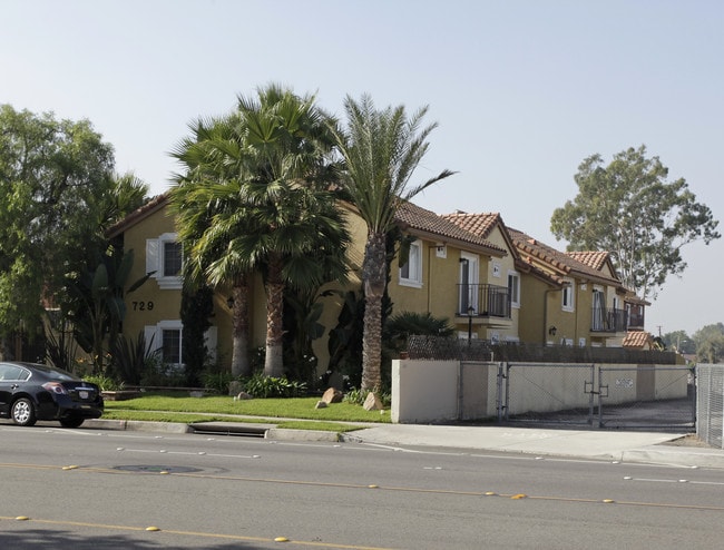 Spring Lake Apartments in Anaheim, CA - Foto de edificio - Building Photo