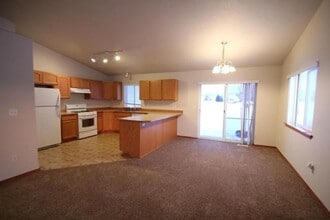 7576 N Courcelles Pkwy in Coeur d'Alene, ID - Building Photo - Building Photo