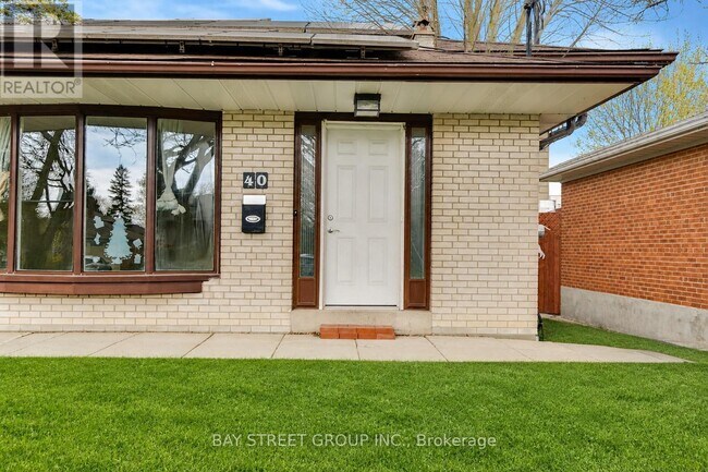 40 Bellbury Crescent in Toronto, ON - Building Photo - Building Photo