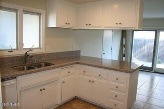77 Fallbrook Ave in Thousand Oaks, CA - Building Photo - Building Photo