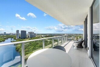17111 Biscayne Blvd in North Miami Beach, FL - Building Photo - Building Photo