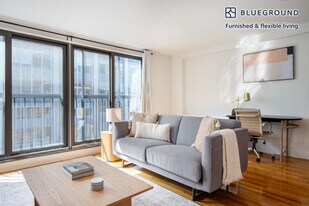 123 E 54th St in New York, NY - Building Photo