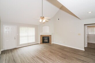 1401 Carlton Ridge Dr in Cordova, TN - Foto de edificio - Building Photo