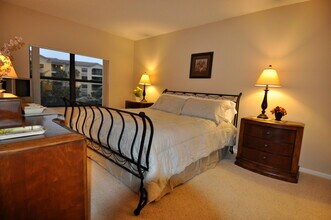 200 Uno Lago Dr in North Palm Beach, FL - Building Photo - Building Photo