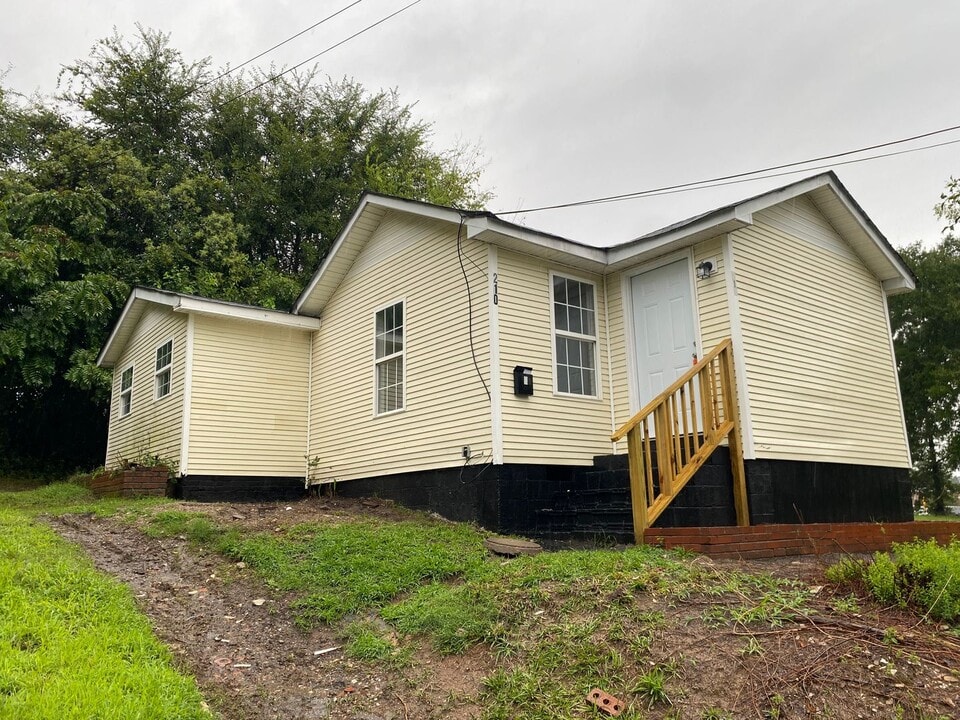 210 N Gregory St in Lancaster, SC - Building Photo