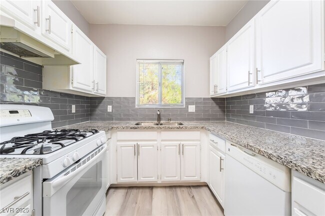 5655 E Sahara Ave in Las Vegas, NV - Building Photo - Building Photo