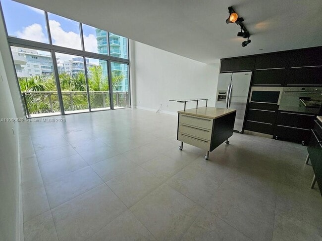 6000 Collins Ave, Unit 528 in Miami Beach, FL - Foto de edificio - Building Photo