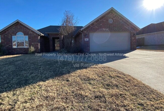 320 Beasley Dr in Centerton, AR - Foto de edificio - Building Photo