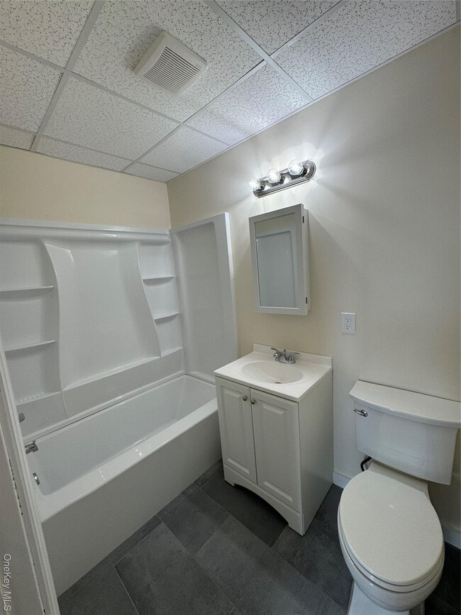 2a Somerset Ave in East Islip, NY - Foto de edificio - Building Photo