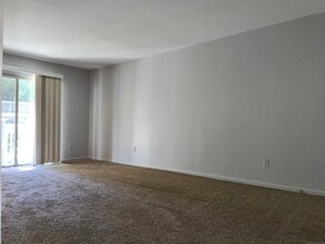60 Carriage Path S in Milford, CT - Building Photo - Building Photo